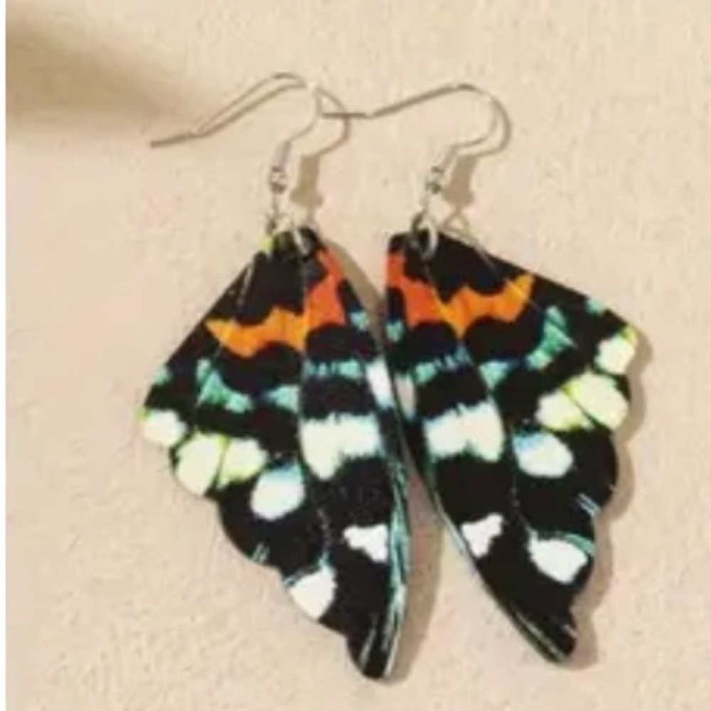NWT Beautifully Detailed and Colorful Butterfly Wings Pierced Dangle Earrings!